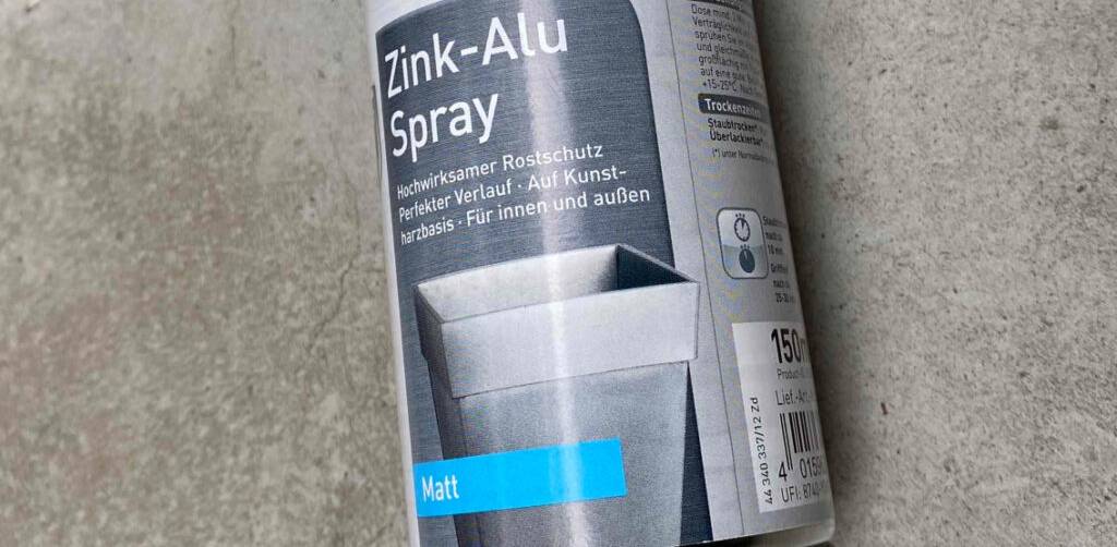 Zinkspray-Test: Detailansicht des anthrazitfarben Etiketts einer 150-ml-Sprühdose mit mattem Zink-Alu-Spray.