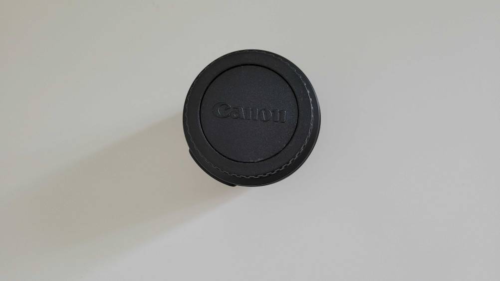 Im Test: Ein Objektiv von oben auf einer hellen Fläche.