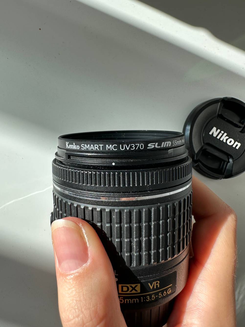 Nahaufnahme eines auf ein getestetes Objektiv für Nikon aufgeschraubten Filters.