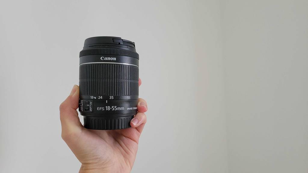 Schwarzes Objekt von Canon mit einer Brennweite von 18-55 mm. 