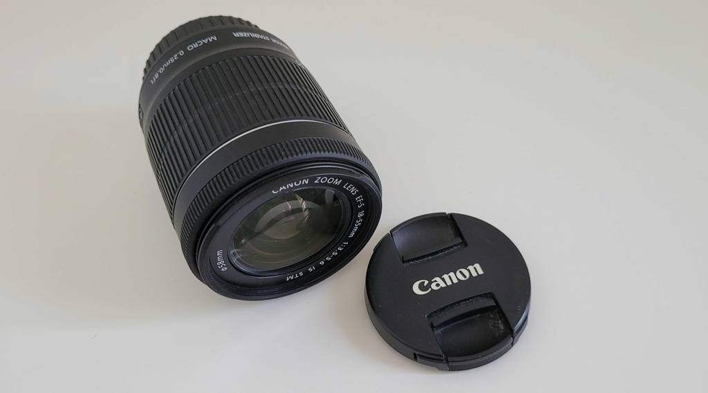 Schwarzes Objekt von Canon mit einer Schutzkappe.