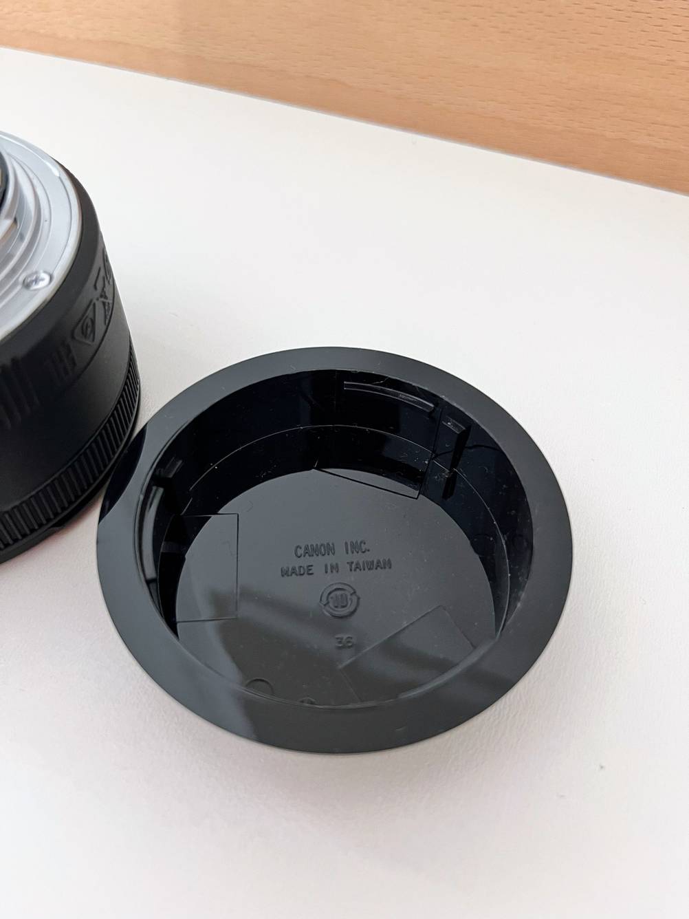 Im Test: Ein Objektivdeckel des Objektivs für Canon von Innen in Nahaufnahme.