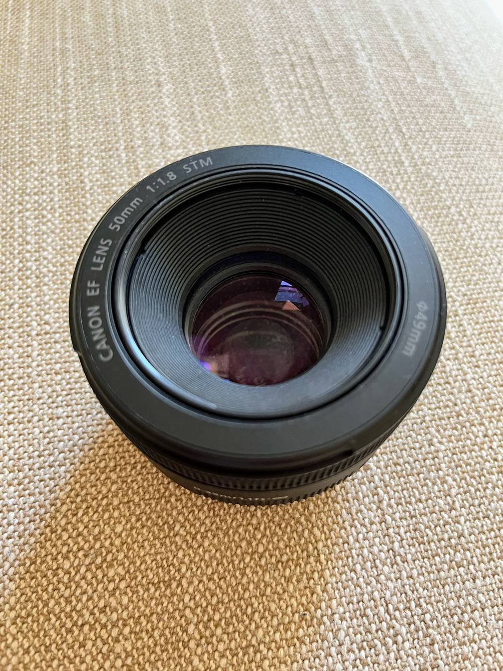 Nahaufnahme der Frontlinse eines Objektives für Canon im Test.