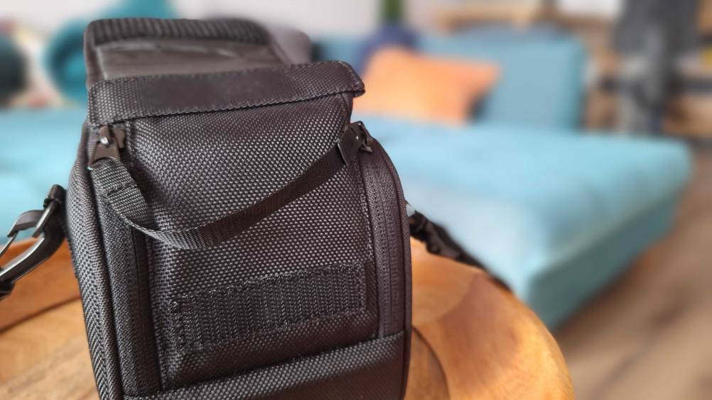 Objektivtasche getestet: Nahaufnahme der Tasche von vorne mit geöffnetem Deckel.