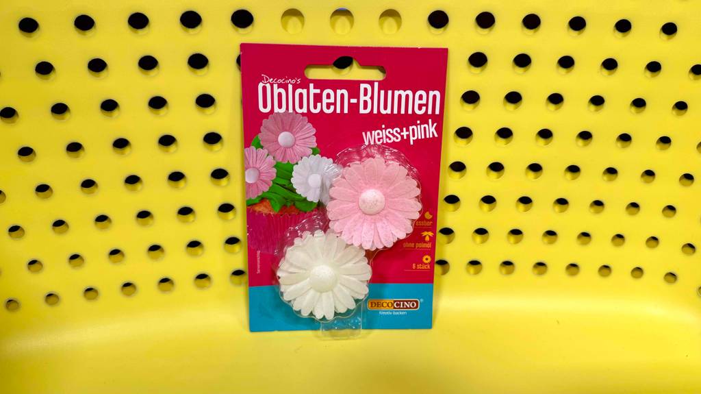 In einem gelben Einkaufskorb befinden sich die 6-Stück Oblaten-Blumen der getesteten Torten-Deko.