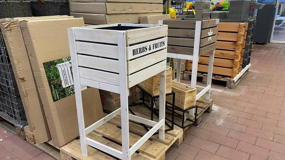 Neben dem getesteten Hochbeet stehen weitere Produkte.