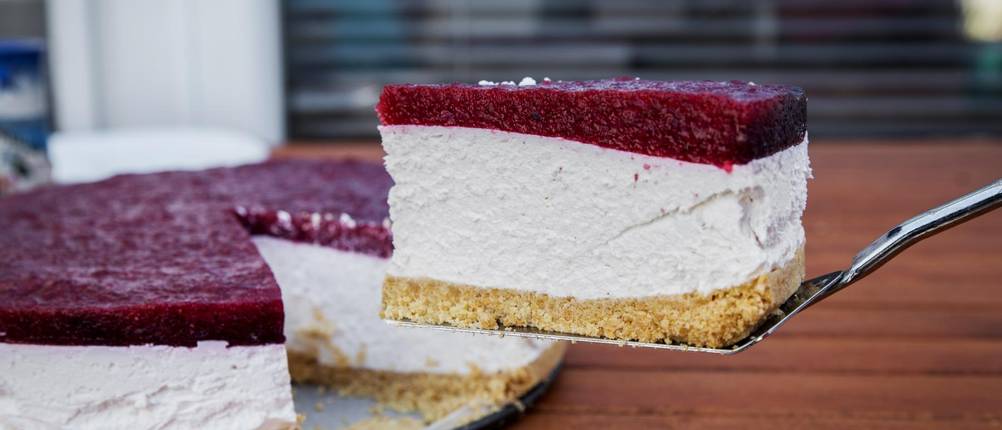Obstkuchenformen im Test: Ein Stück Käsekuchen mit Obsttopping auf einem Tortenheber.