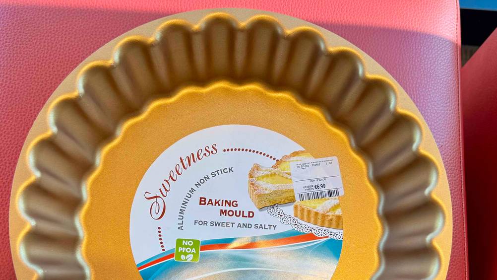 Obstkuchenform im Test: Nahaufnahme des Labels in der Form mit Preisangabe.