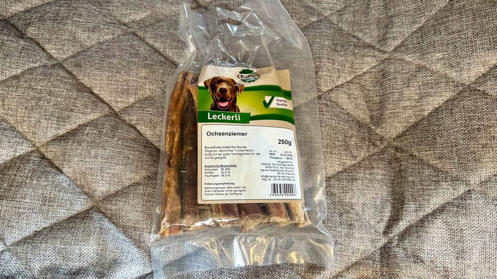 Auf einem grauen Stoff liegt eine Packung der Ochsenziemer im Test.