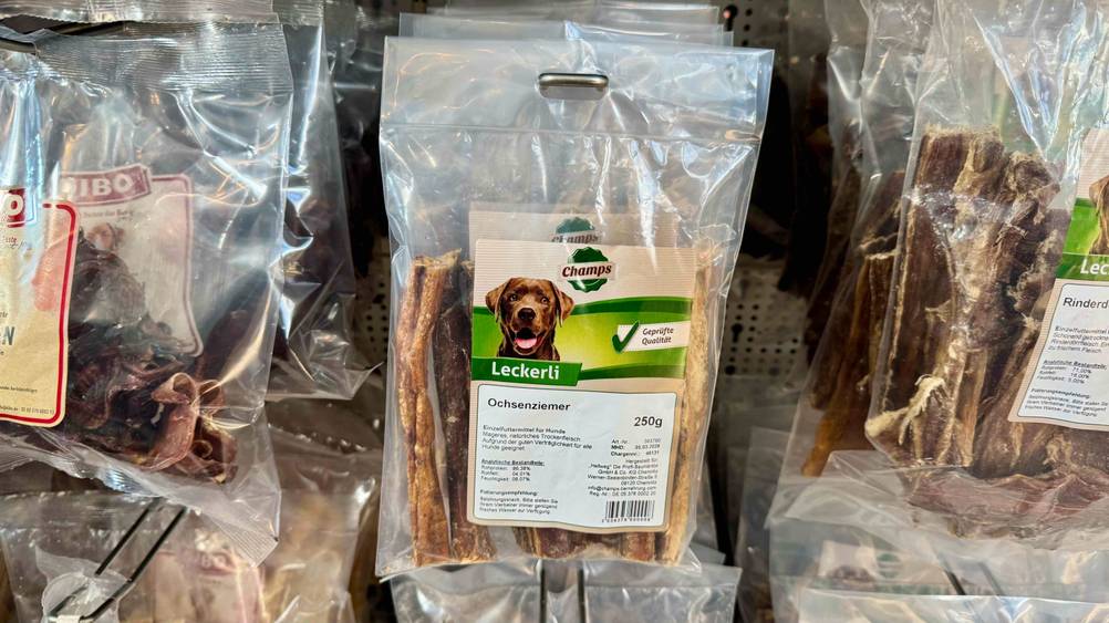Mehrere Packungen der getesteten Ochsenziemer in einem Regal mit anderen Produkten hängend.