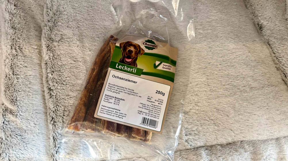 Eine Packung der getesteten Ochsenziemer auf einem hellen Fell liegend.