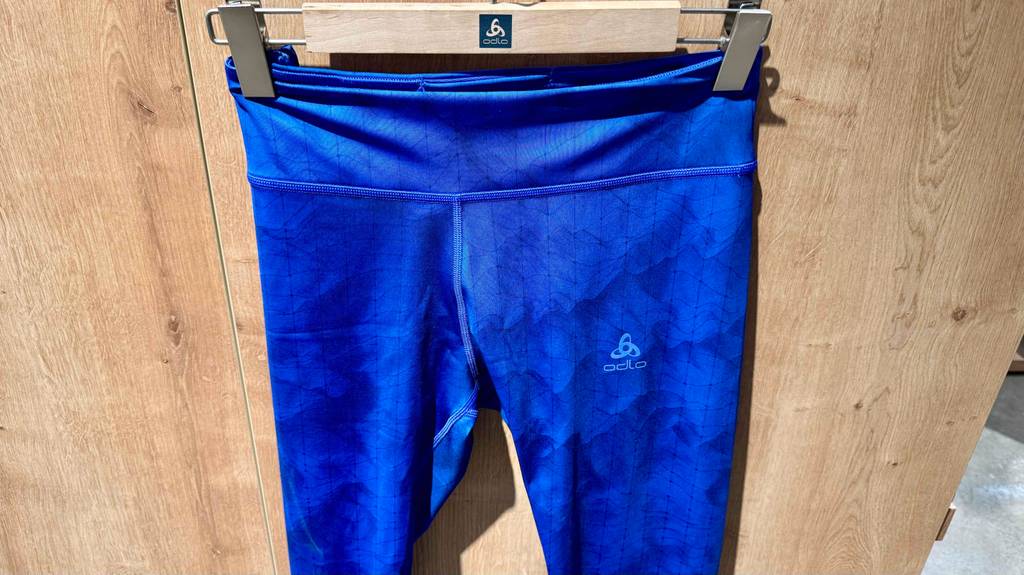 Nahaufnahme des elastischen Bündchens der leuchtend blauen Damen-Langlaufhose im Test.