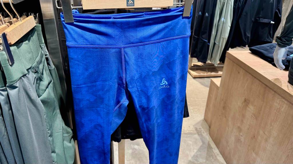 Die leuchtend blaue, getestete Langlaufhose für Damen hängt mit weiteren verschiedenfarbigen Langlaufhosen an einem Ständer.