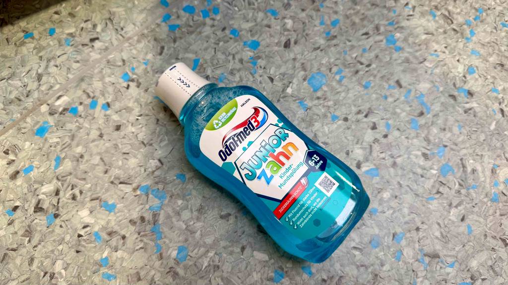 Eine Kunststoffflasche mit getesteter Kinder-Mundspülung liegt auf dem Boden.