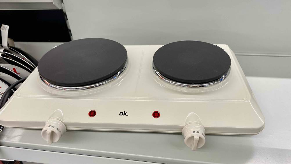 Doppelkochplatte im Test: ein weißes Ok Modell inklusive zweier Drehregler befindet sich in einem Ausstellungsbereich.