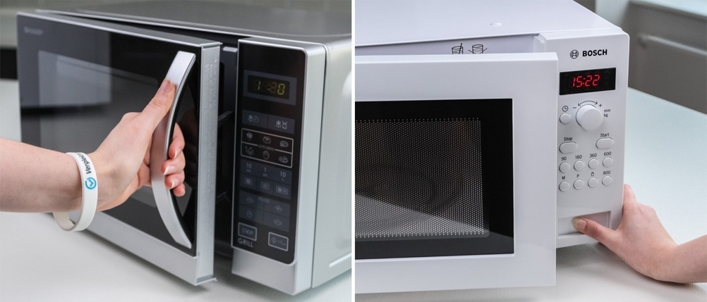 Mikrowelle im Test wird von einer Person geöffnet