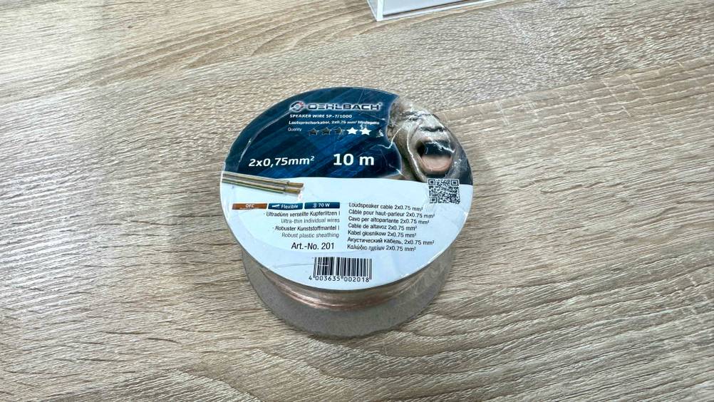Auf einem Holzboden liegt eine Rolle des getesteten Oehlbach-Lautsprecherkabels.