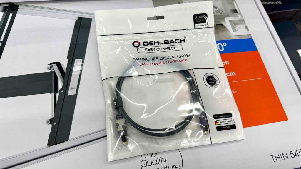 Ein optisches Kabel im Test liegt in Kunststofffolie verpackt im Verkaufsbereich.