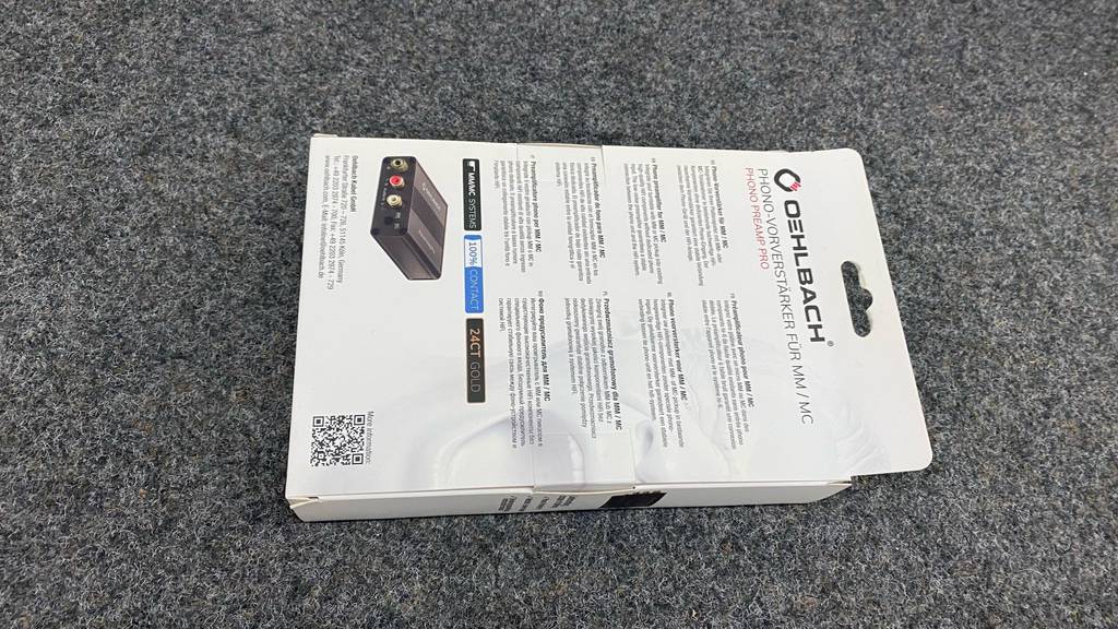 Getesteter Phono-Vorverstärker liegt auf dem Boden.