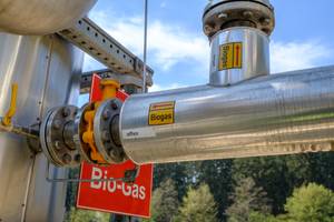 Strom- und Gas-Kombitarife im Test: Auf den Rohren einer Biogas-Anlage kleben mehrere Sticker mit der Aufschrift Biogas.
