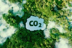 Ökostrom getestet: Luftaufnahme eines Sees in der Form einer Wolke mit Inseln in Form des CO2-Symbols.