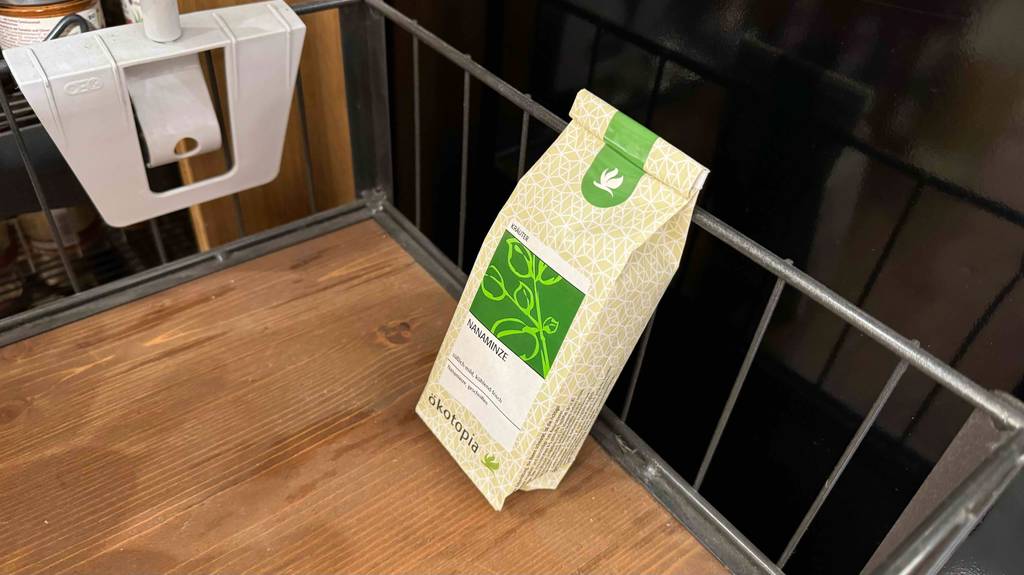 Getestete Nanaminze in ihrer Verpackung auf einer Holzoberfläche.