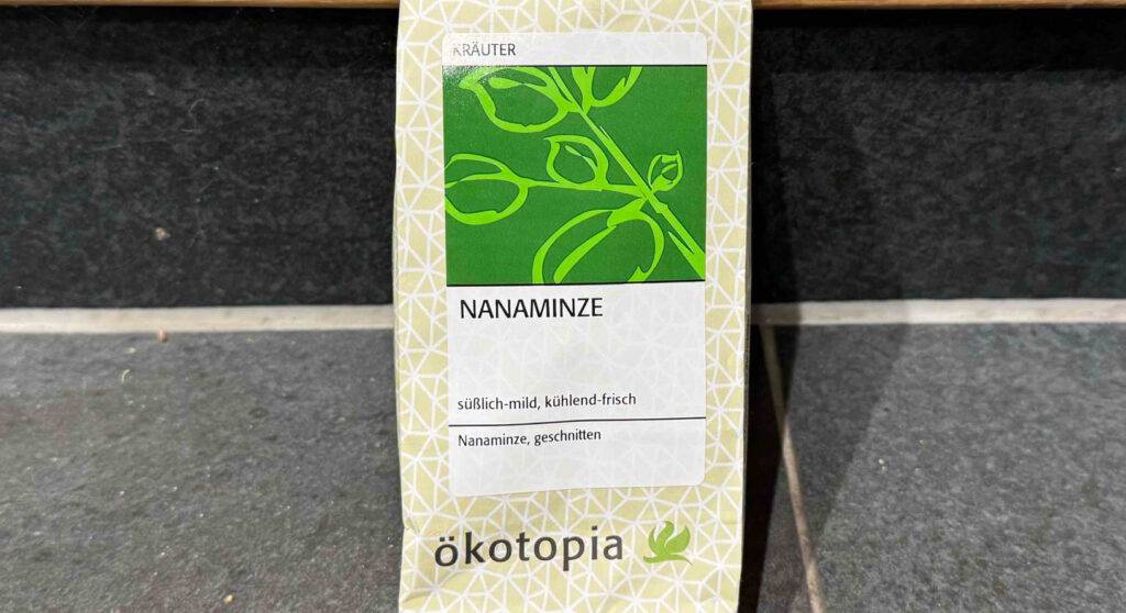 Nahaufnahme der Verpackung inklusive getesteter Nanaminze von Ökotopia.