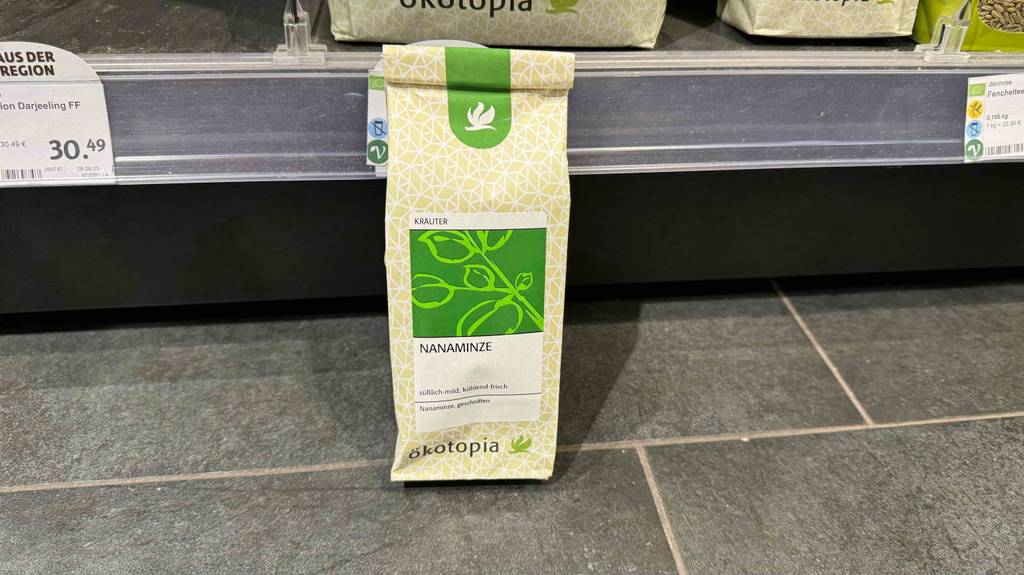 Im Test: Nanaminze in der Verpackung vor einem Verkaufsregal.