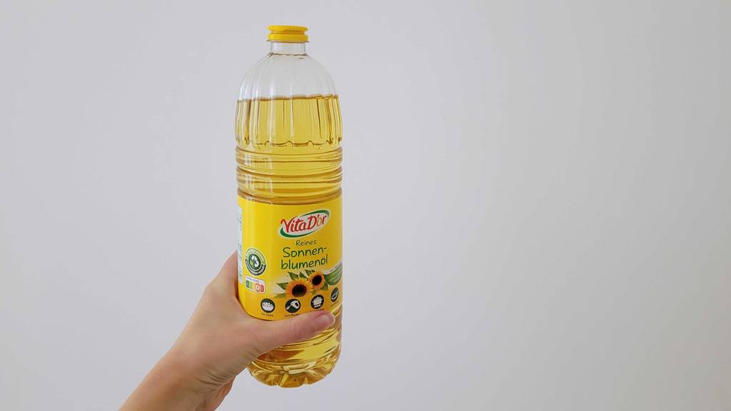 Öl zum Braten in einer Flasche. 