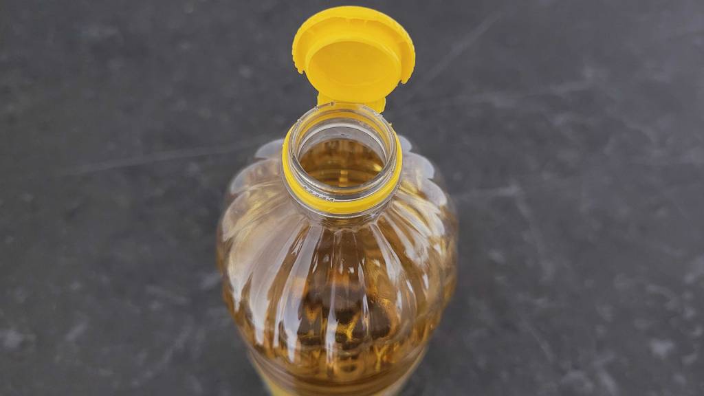 Geöffnete Flasche Öl zum Braten.