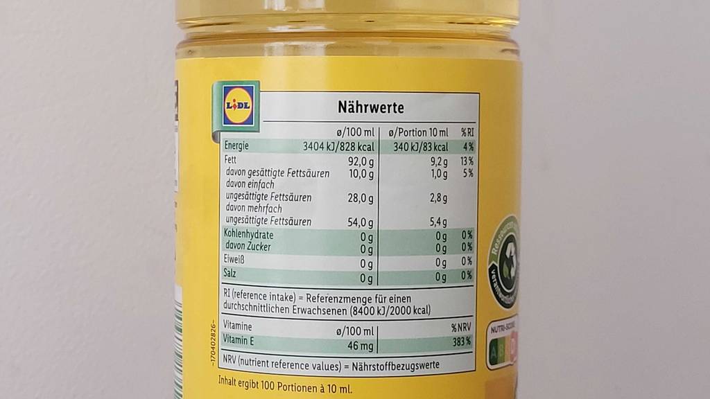 Öl zum Braten in einer Flasche mit Nährwertangaben. 