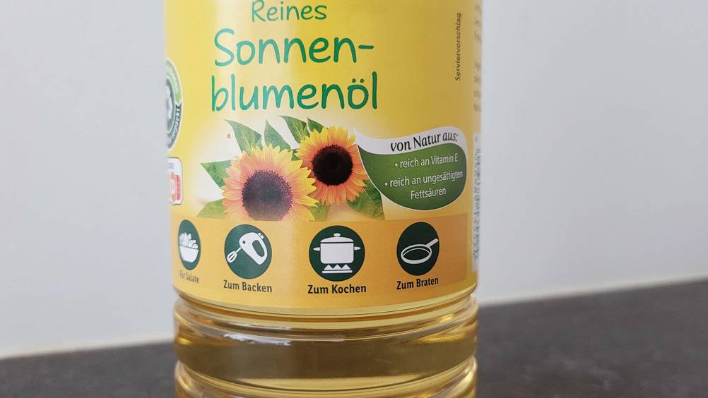 Öl zum Braten getestet: Nahaufnahme des Labels auf der Vorderseite der Flasche mit Infografiken.