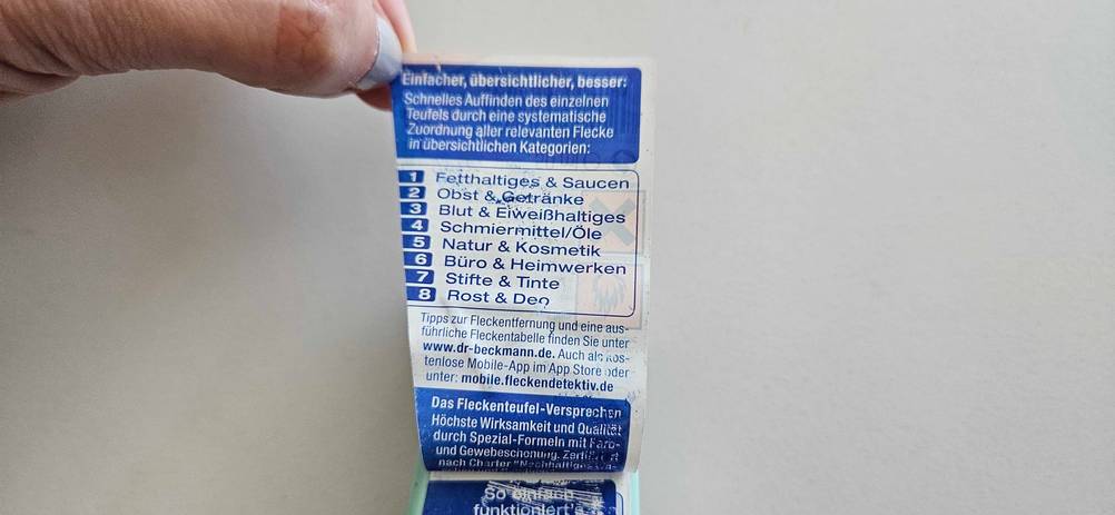 Ölfleckentferner getestet: Nahaufnahme der Informationen auf dem Label der Flasche.