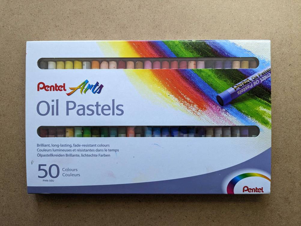 Ölpastellkreide getestet: Vorderseite der Originalverpackung auf einer Holzfläche.