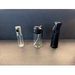 Drei Ölsprüher stehen nebeneinander auf einer Küchenarbeitsplatte