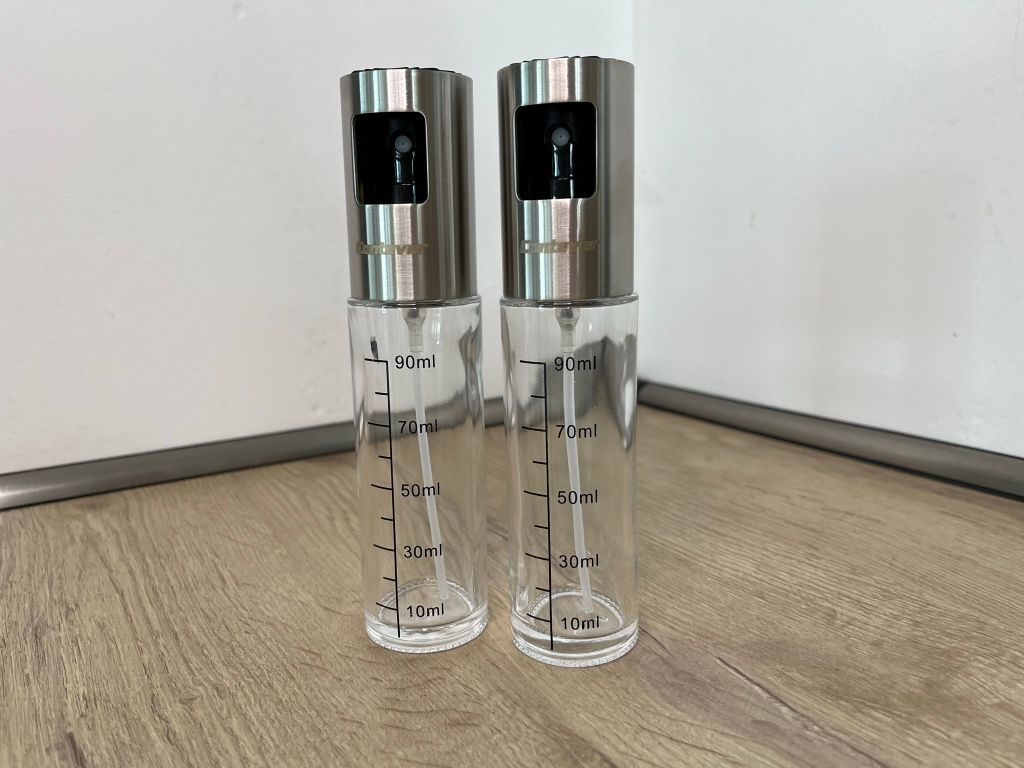 Ein Ölsprüher-Set (2 Behälter) steht auf einem Holzboden.