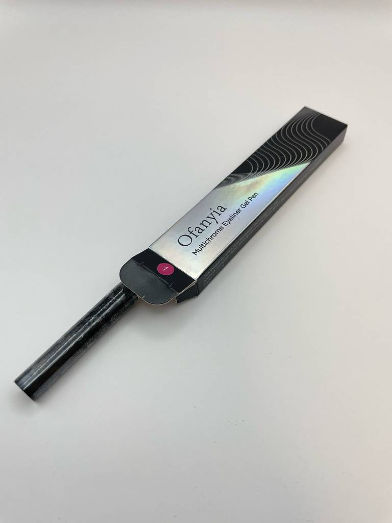 Ein Gel-Eyeliner im Test liegt außerhalb seiner Verpackung auf einer weißen Oberfläche.