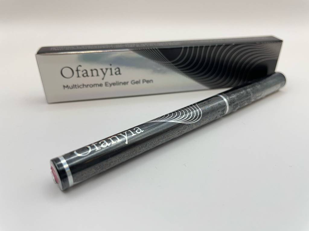 Ein Gel-Eyeliner im Test liegt vor der Verpackung auf einer weißen Oberfläche.