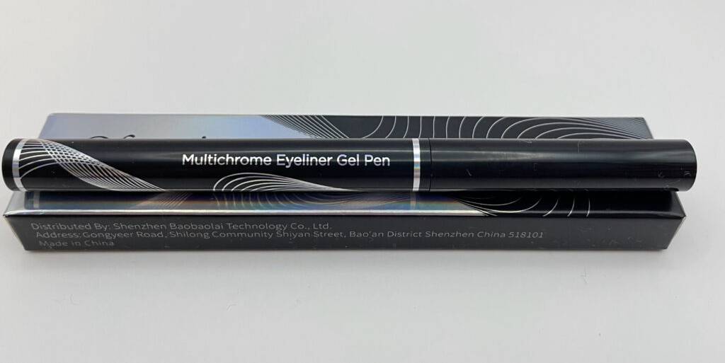 Getestet: Ein Gel-Eyeliner liegt oberhalb seiner Verpackung auf einer weißen Oberfläche.