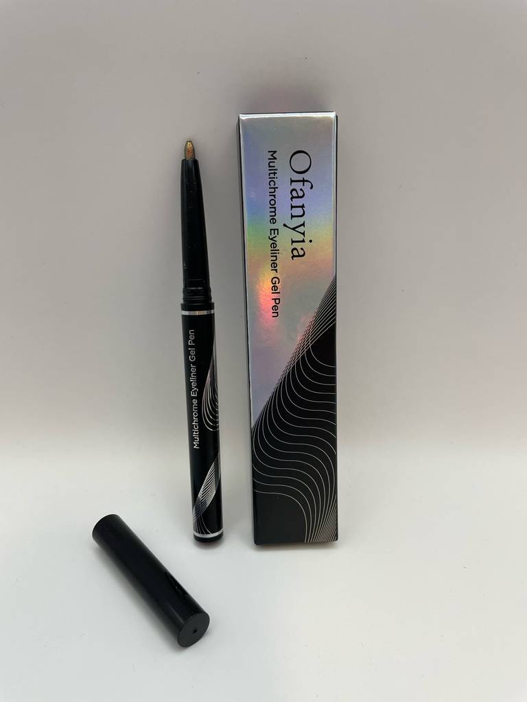 Ein getesteter Gel-Eyeliner liegt geöffnet neben seiner Verpackung auf einer weißen Oberfläche.