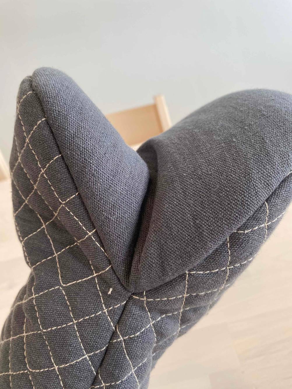 Ofenhandschuhe getestet: Ein geöffneter Handschuh vor einer hellen Wand.