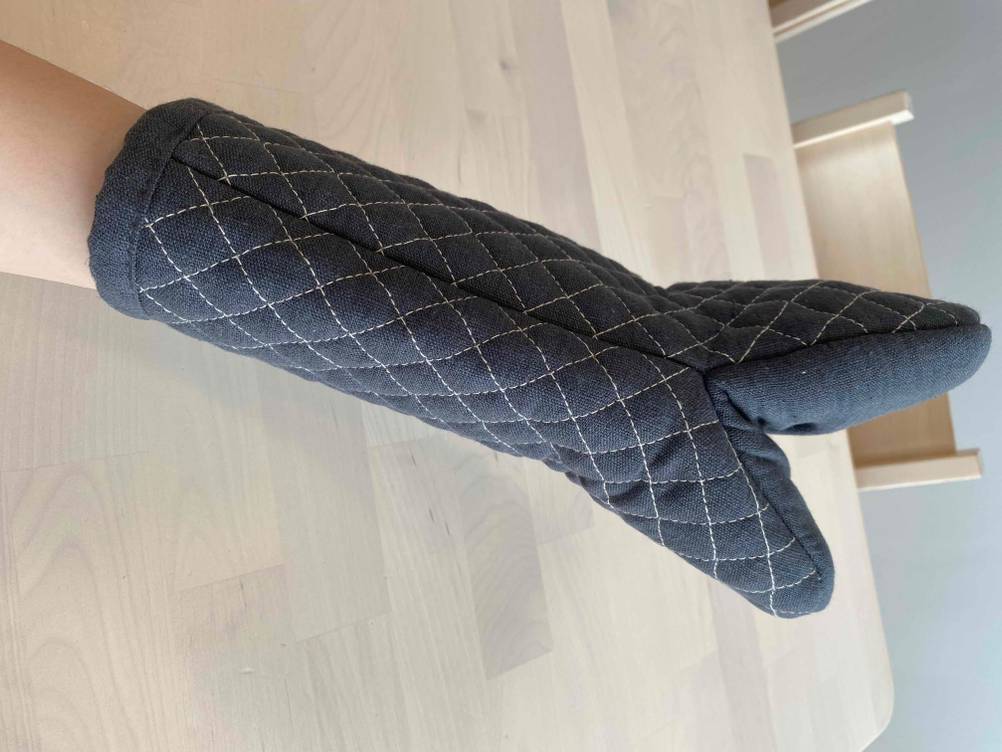 Ein grauer Ofenhandschuh