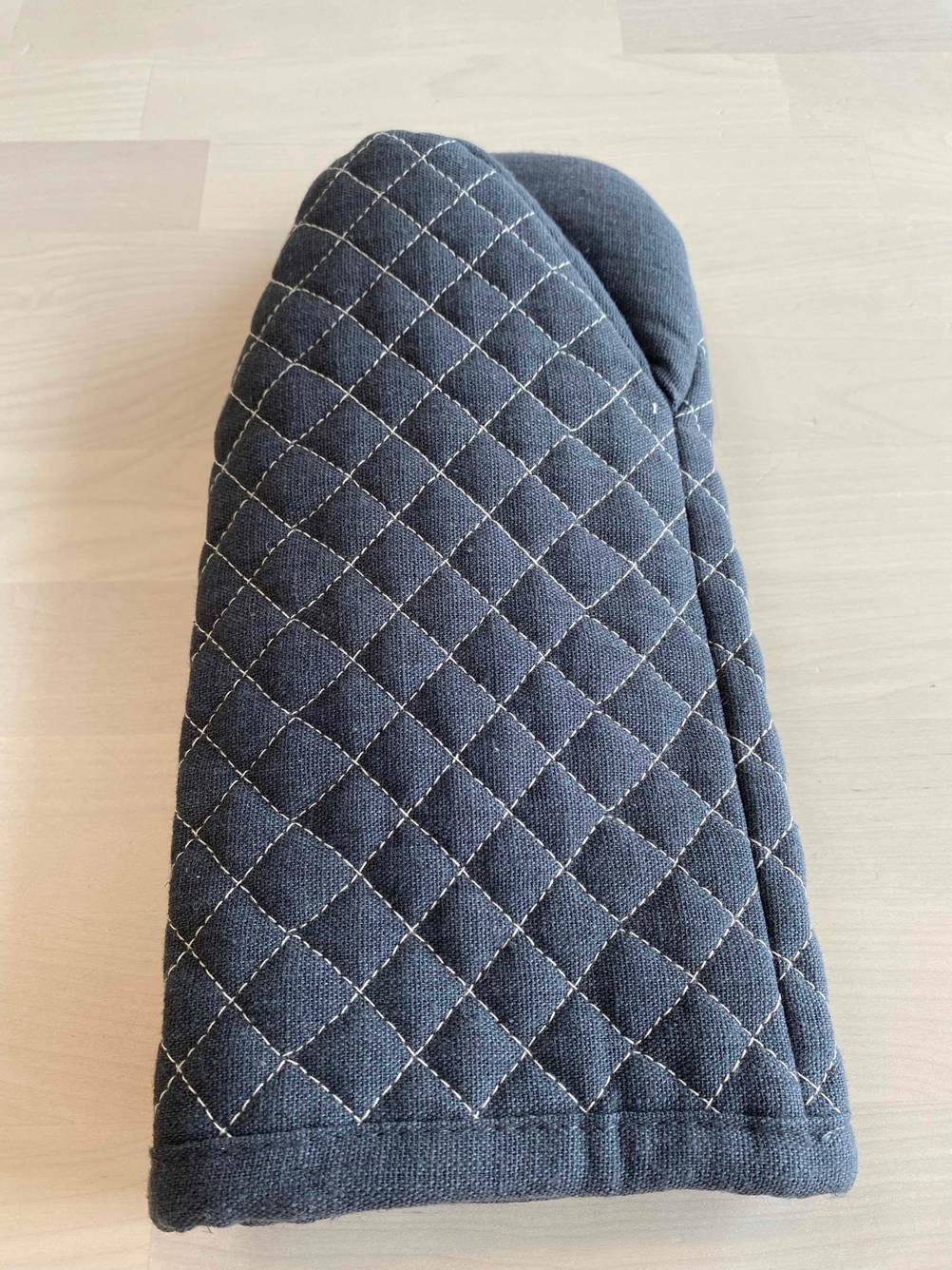 Ein grauer Ofenhandschuh