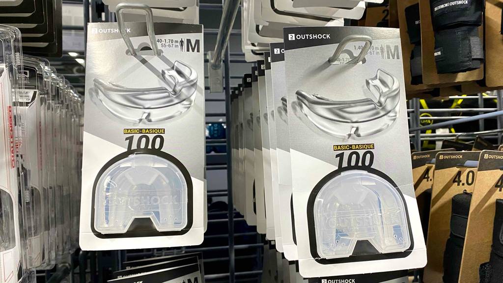 Mundschutz-Box im Test: Verpackte Mundschutz Boxen im Geschäft.
