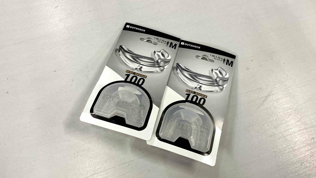 Mundschutz Boxen getestet: Mundschutz Boxen in Verpackung liegen auf grauem Untergrund.
