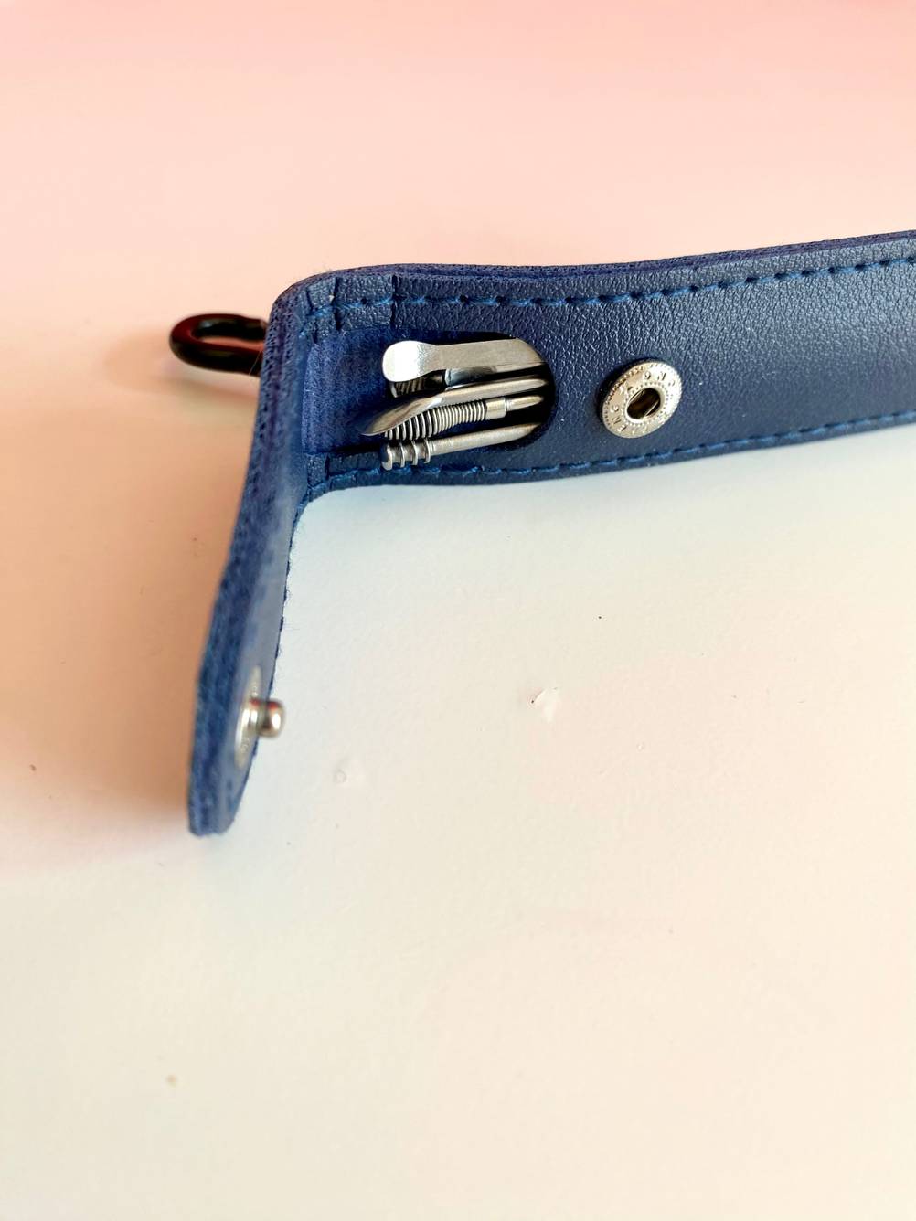 Ohrenreiniger im Test: Ein Set in seiner Tasche auf einer hellen Fläche.