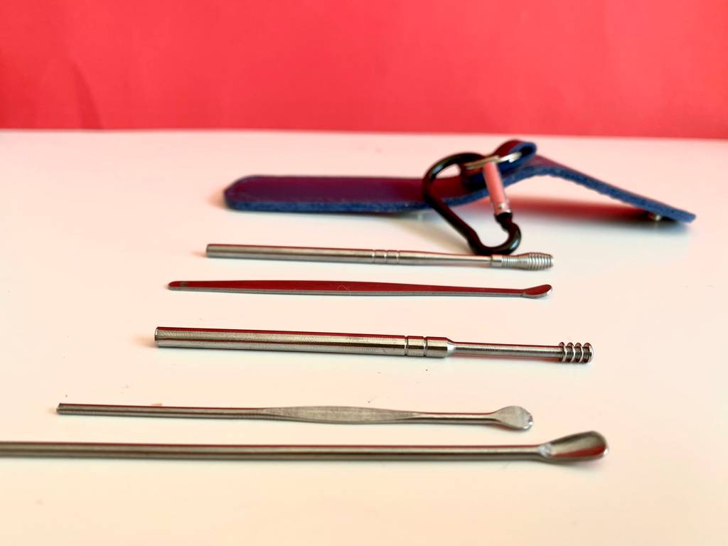 Ein Ohrenreiniger im Test: Ein 5-teiliges Ohrenreiniger-Set liegt neben dem Etui auf dem Tisch. 