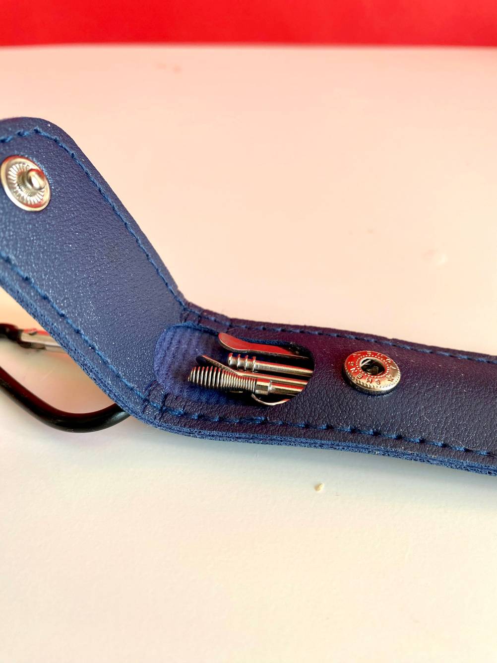 Ein Ohrenreiniger-Set im Test in einer geöffneten Tasche von der Seite.