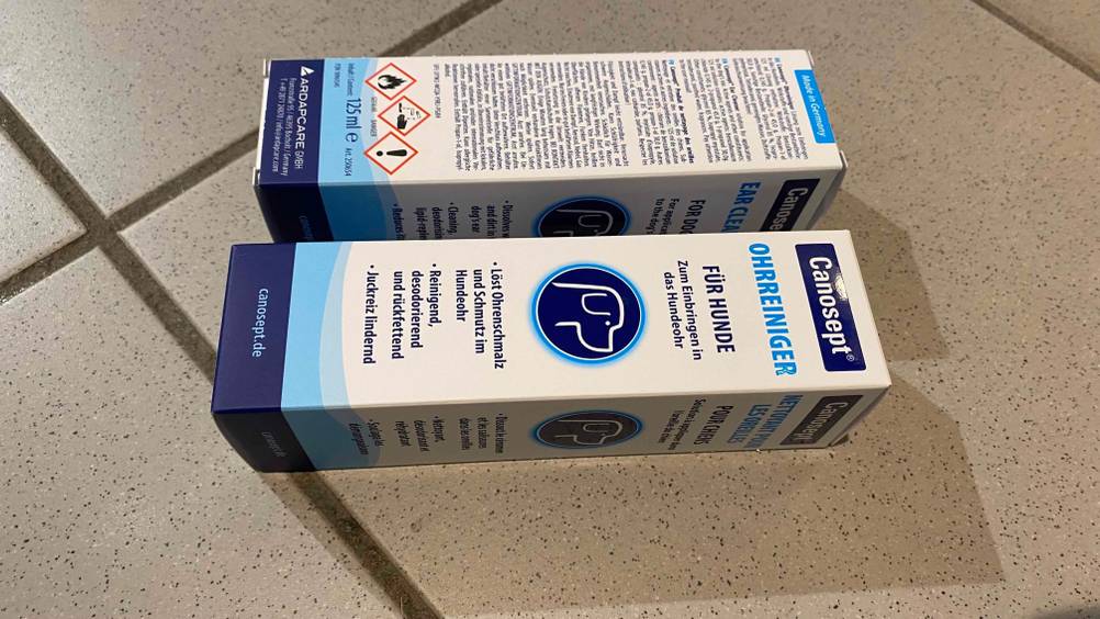 Zwei Ohrreiniger für Hunde im Test: Zwei verpackte Ohrreiniger für Hunde liegen auf dem Boden.