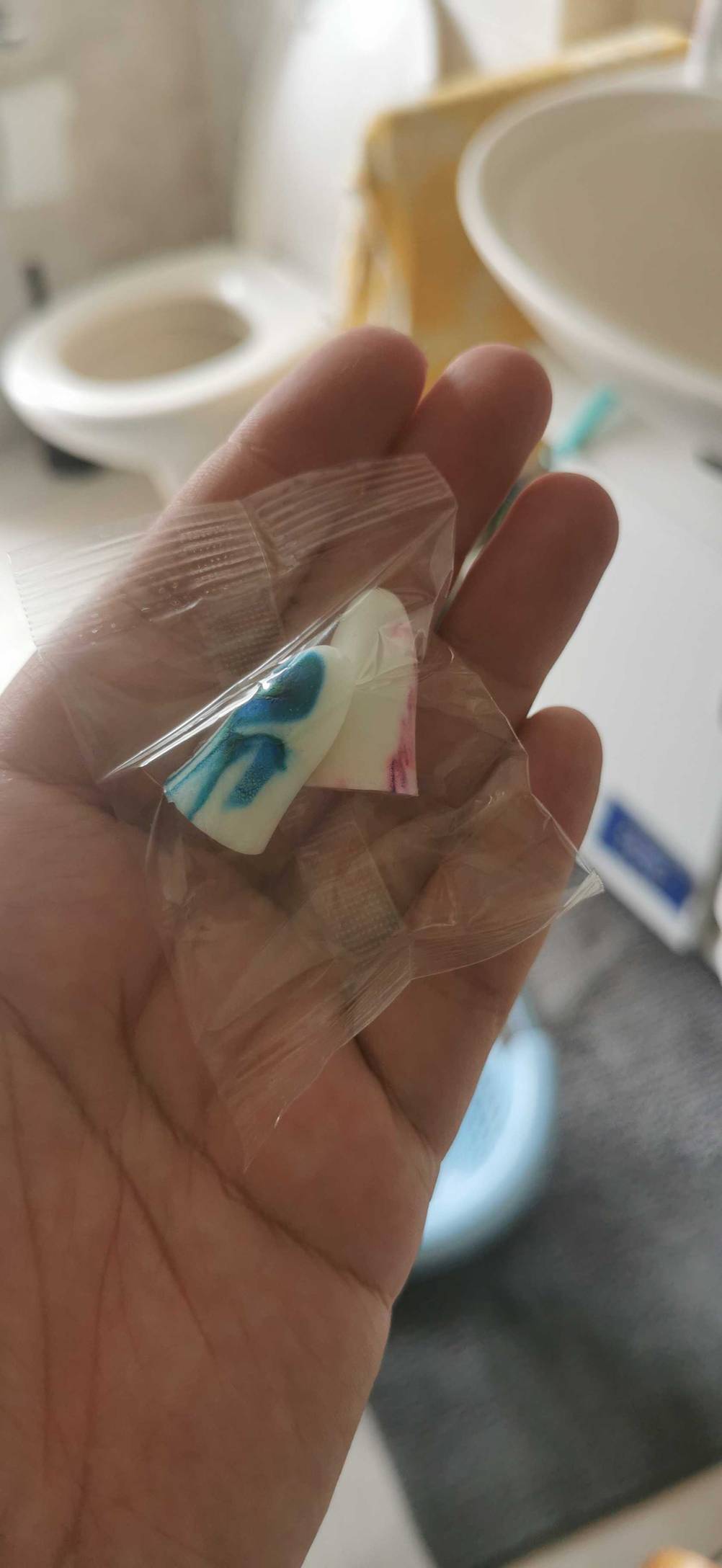 Eine Hand hält ein Päckchen Ohrstöpsel zum Schlafen.